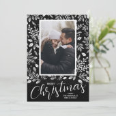 Vroege kerstbladeren op zwarte foto feestdagenkaart (Staand voorkant)