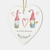 Vroege kerstkoortswintergnomen in liefde keramisch ornament (Links)