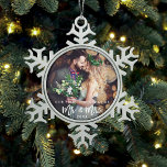 Vroege Kerstmis in penseel als Mr. & Mrs Wedding Tin Sneeuwvlok Ornament<br><div class="desc">Modern Brush Script Ons eerste kerstfeest als Mr. & Mrs Wedding Photo Ornament</div>