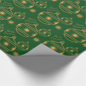 Vroege kerstversieringen op groen cadeaupapier (Hoek)