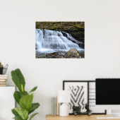 Vroege lenteveravond in de waterval. Poster (Thuiskantoor)