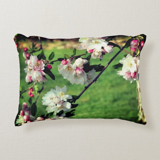 Vroege lentroze en witte bloesems accent kussen (Voorkant)