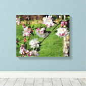 Vroege lentroze en witte bloesems canvas afdruk (Insitu (Houten vloer))