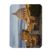 vroege ochtend licht op de dome van St. Peter Magneet (Verticaal)