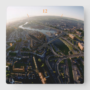 Vroege ochtend over Bristol. Vierkante Klok
