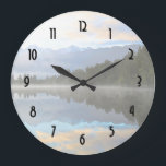 Vroege ochtend reflecteert het landschap grote klok<br><div class="desc">Een kalm landschap met een kalm en sereen meer met een lichte mist op het oppervlak. Een bos van groene bomen beugt de kust. Misty bergen stijgen op de achtergrond. De wolken boven zien er uit als zachte zachte waterverven en de hele scène wordt prachtig weergegeven in het stille meer....</div>