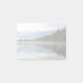 Vroege ochtend reflecteert het landschap post-it® notes (Voorkant)