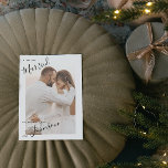 Vroegere en gehuwde scriptnaam Kaart met kerstmis<br><div class="desc">Deze prachtige, moderne Merry Calligraphy Script Name Photo Christmas Holiday kaart is voorzien van uw verticale trouwfoto achter een witte rand, met de woorden 'Merry and' in een prachtig modern sans serif lettertype, het doorbreken van de witte rand en in de marge, en het woord 'Married' in script typografie die...</div>