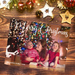 Vroegere kerstcadeaufoto Elegant White Script Over Briefkaart<br><div class="desc">Elegant Merry-briefkaart voor kerstfoto's met een mooie cursieve typografie in wit. Dit moderne briefkaart van de familiefoto van de vakantie kenmerkt prachtige manuscript en jouw naam in wit over het volledige aftapafbeelding. Festief,  minimalistisch vakantiebriefkaart.</div>