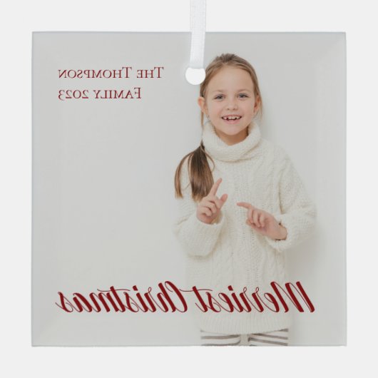 Vroegste kerstfoto van Elegant Red Script Glas Ornament (Achterkant)