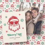 Vrolijk AF cool Santa in zonnebril retro sterren Feestdagenkaart<br><div class="desc">Kerst vakantie foto wenskaart met een koele kerstman dragen zonnebril en de tekst "Merry AF" in een leuke,  retro lettertype. Rode en groene tinten op een lichte crème achtergrond. Aangepaste foto op de achterkant. De kleuren kunnen in het ontwerphulpmiddel worden aangepast.</div>