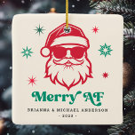 Vrolijk AF cool Santa in zonnebril retro sterren Keramisch Ornament<br><div class="desc">Kerstversiering met een coole kerstman met een zonnebril en de tekst "Merry AF" in een leuk,  retro lettertype. Rode en groene tinten op een crèmekleurige achtergrond. De kleuren kunnen in het ontwerphulpmiddel worden aangepast.</div>