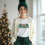 Vrolijk alles |  grafische kerstboom Tri-Blend shirt<br><div class="desc">Vier het magische en feestelijke vakantieseizoen met onze kerstkleding. Het ontwerp is voorzien van onze handgetekende rustieke en  stijl groenblijvende kerstbomen grafisch t-shirt met "Merry Everything" ontworpen in een rustieke  stijl typografie in rood en groen. Personaliseer met de optionele ingestelde datum. Alle illustraties zijn handgetekende originele kunstwerken van Moodthology.</div>
