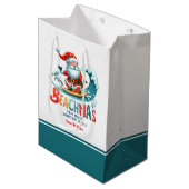 Vrolijk Beachmas Santa Surfen Retro Ontwerp Twee Medium Cadeauzakje (Voorkant Gekanteld)