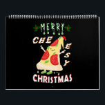 Vrolijk Cheesy Kerstmis Kerstmis Santa Pizza Kerst Kalender<br><div class="desc">Vrolijk Cheesy Kerstmis Kerstmis Santa Pizza Kerstmis. Beste geschenken voor Kerstmis T-shirts, Halloween Festival iPhone Case, Jesus Day Sweatshirt, Sinterklaas Tapestry, Xmas Canvas tassen, National Pizza Day Mok, National Cheese Pizza Day Hoodies, National Sausage Pizza Day Deken, Birthday Wall Arts, Jubileum T-shirts, en Verjaardag T-shirts. Twee pagina's grote kalender, wit....</div>