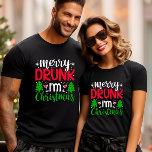 VROLIJK DRINK IK BEN KERSTGRAPPIG T-SHIRT<br><div class="desc">Maak je klaar om het vakantieseizoen te vieren met veel plezier met onze hilarische outfit! Ja. De tekst luidt: "VROLIJK DRINK IK BEN KERSTMIS in een moderne combinatie van handgeschreven en schattige vette lettertypen versierd met wijnglazen en kerstbomen. Perfect cadeau voor vrienden, vader, opa, opa, oom, tante, zus en broertje...</div>