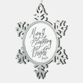 Vrolijk en alles helder zwart en wit tin sneeuwvlok ornament (Rechts)