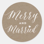 Vrolijk en getrouwd Brown Kraft Kersthochzeit Ronde Sticker (Voorkant)