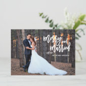 Vrolijk en getrouwd Brush Script Vakantie Fotokaar Feestdagenkaart (Staand voorkant)