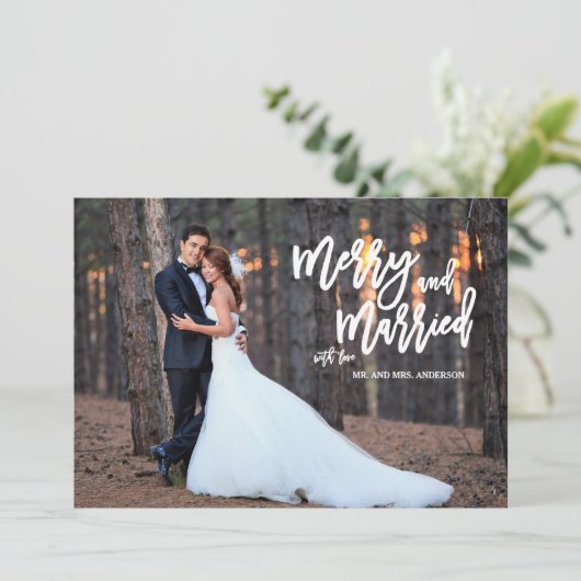 Vrolijk en getrouwd Brush Script Vakantie Fotokaar Feestdagenkaart (Staand voorkant)
