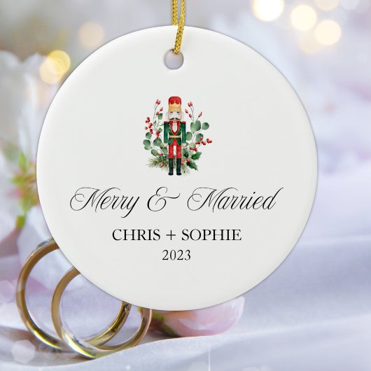 Vrolijk en getrouwd eerste kerst notenkraker keramisch ornament