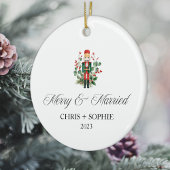 Vrolijk en getrouwd eerste kerst notenkraker keramisch ornament