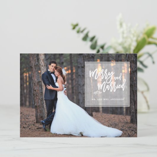 Vrolijk en getrouwd Hand Lettered Holiday Foto Feestdagenkaart (Staand voorkant)