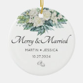 Vrolijk en getrouwd met onze eerste kerstbloem keramisch ornament (Voorkant)