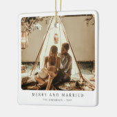 Vrolijk en getrouwd minimalistisch paar foto keramisch ornament (Links)
