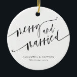 Vrolijk en getrouwd Pas getrouwd Keramisch Ornament<br><div class="desc">Dit is een elegant "vrolijk en getrouwd" ornament met een modern design. De enige elementen die niet bewerkbaar zijn, zijn de kleuren van het waterverf ontwerp en de woorden "Merry And Married" // Voor meer vakantie-kaartopties, zoek dan "HOLIDAY CARDS" in de winkel van Oprecht Door Nicole Zazzle. * Als u...</div>