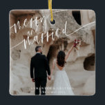 Vrolijk en getrouwd Pas getrouwd Keramisch Ornament<br><div class="desc">Dit is een elegant "vrolijk en getrouwd" ornament met een modern design. De enige elementen die niet bewerkbaar zijn, zijn de kleuren van het waterverf ontwerp en de woorden "Merry And Married" // Voor meer vakantie-kaartopties, zoek dan "HOLIDAY CARDS" in de winkel van Oprecht Door Nicole Zazzle. * Als u...</div>