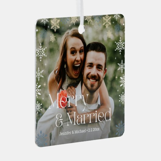 Vrolijk en getrouwd, retro script pasgetrouwde fot metalen ornament (Voorkant Rechts)