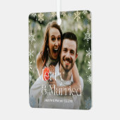 Vrolijk en getrouwd, retro script pasgetrouwde fot metalen ornament (Voorkant links)