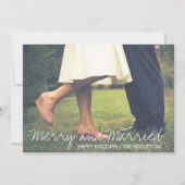 Vrolijk en getrouwd script eerste kerstfoto feestdagenkaart (Voorkant)