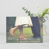 Vrolijk en getrouwd script eerste kerstfoto feestdagenkaart (Staand voorkant)