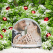 Vrolijk en getrouwd sneeuwbol (Kerstmis)