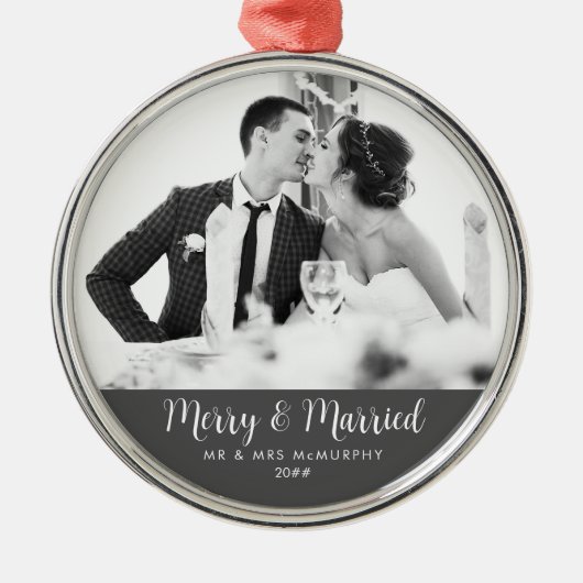 Vrolijk en getrouwd & tijdloze Passen getrouwd Metalen Ornament (Voorkant)