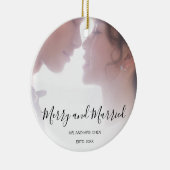 Vrolijk en getrouwd zwart-wit Pas getrouwd Elegant Keramisch Ornament (Rechts)