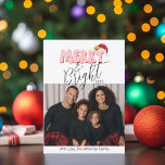 Vrolijk en helder 3 Familie Foto Retro Kerstmis Feestdagenkaart<br><div class="desc">Dit feestelijke Merry & Bright-ontwerp is gemaakt met een leuk modern scriptlettertype en mijn met de hand geletterde bloklettertype in een retro 80's-stijl in bleek roze en rood afgewerkt met mijn handgeschilderde kerstmuts met hulst en bessen om uw familiefoto te laten schitteren als de ster. Voeg je familienaam en aangepaste...</div>