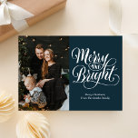 Vrolijk en helder blauw kalligrafie moderne foto feestdagenkaart<br><div class="desc">Vrolijk en helderblauw kalligrafie moderne foto vakantie Kaart. Stuur aanpasbare en gepersonaliseerde vakantiegroeten naar vrienden,  collega's en familie in eenvoudige,  chique,  elegante en moderne fotodesign feestelijke,  natuurlijke minimalistische stijlkaarten! Onder de kalligrafie staat uw aangepaste groetboodschap in moderne typografie.</div>