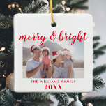 Vrolijk en helder fotofeest keramisch ornament<br><div class="desc">Moderne,  minimalistische familiefornament,  compacte en heldere kerstversiering,  met elegante lettertypen voor calligrafie,  Merry & Bright. Pas uw familienaam en jaar aan.</div>