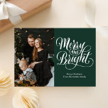 Vrolijk en helder groen kalligrafie moderne foto feestdagenkaart<br><div class="desc">Vrolijk en helder groen kalligrafie moderne foto vakantie Kaart. Stuur aanpasbare en gepersonaliseerde vakantiegroeten naar vrienden,  collega's en familie in eenvoudige,  chique,  elegante en moderne fotodesign feestelijke,  natuurlijke minimalistische stijlkaarten! Onder de kalligrafie staat uw aangepaste groetboodschap in moderne typografie.</div>