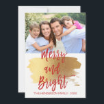 Vrolijk en helder handgeschreven script fotokaart feestdagenkaart<br><div class="desc">Vrolijk en helder kerstvakantie Hand Lettered Script Photo Card. De foto en tekst van dit handgeschreven penseelscript kunnen worden bijgewerkt en aangepast met uw foto- en familienaam. Deze kaart toont ook de familienaam en een gouden folie krans op de achterkant van de kerst Kaart.</div>