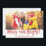 Vrolijk en helder handgeschreven script fotokaart feestdagenkaart<br><div class="desc">Merry and Bright Christmas Hand Lettered Script Photo Card. De foto en tekst van dit handgeschreven penseelscript kunnen worden bijgewerkt en aangepast met uw foto- en familienaam. Deze kaart toont ook de familienaam en een gouden folie krans op de achterkant van de kerst Kaart.</div>
