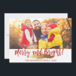 Vrolijk en helder handgeschreven script fotokaart feestdagenkaart<br><div class="desc">Merry and Bright Christmas Hand Lettered Script Gold Sparkle en Faux Glitter Photo Card. De foto en tekst van dit handgeschreven penseelscript kunnen worden bijgewerkt en aangepast met uw foto- en familienaam. Deze kaart toont ook de familienaam en een gouden folie krans op de achterkant van de kerst Kaart.</div>