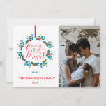 Vrolijk en helder kerstgeschut 4 foto Collage Feestdagenkaart<br><div class="desc">Een mooie en heldere kerstkaart met 4 foto's Collage Holiday Card is perfect voor families met veel foto's. Dit is een tweezijdig ontwerp. Aan de voorkant is een foto van een verticale held, een kerstkreet met vrolijke en heldere typografie binnen en familienaam en sjabloon van het jaar. Op de achterkant...</div>