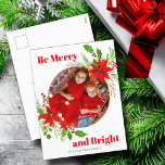 Vrolijk en helder kerstgevoel Poinsettia Familiefo Feestdagenkaart<br><div class="desc">Een prachtige rode poinsettia bloem met hulst blad omcirkelt uw schattige familie foto boven Merry Christmas. Heldere en vrolijke kinder foto vakantie briefkaarten met  bloemen en bladeren rond uw vierkante afbeelding. Feestelijke briefkaarten.</div>