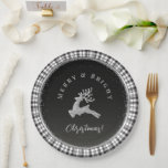 Vrolijk en helder kerststal zwart wit geruit papieren bordje<br><div class="desc">Omarm de geest van het seizoen en deel hartverwarmende gevoelens met onze prachtige Merry Christmas Silver Stag Black and White Plaid Party Paper Borden. Dit moderne ontwerp toont prachtig de vakantiegroet "VROLIJK EN HELDER KERSTMIS." Het feestelijke ontwerp omvat speelse zilveren hertenrendieren, allemaal geplaatst tegen een soepel transitionerende zwarte achtergrond om...</div>