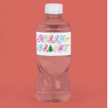 Vrolijk en helder kleurrijke kerstboom feestelijk waterfles etiket<br><div class="desc">Verspreid feestvreugde met ons 'Merry & Bright Colourful Christmas Tree'-ontwerp, perfect voor het toevoegen van een feestelijke touch aan uw vakantiegarderobe. Deze levendige en speelse kerstboom is versierd met een spectrum van kleuren die de vreugdevolle geest van het seizoen vangen. Of u nu een vakantiefeest bijwoont, de boom versiert of...</div>