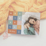 Vrolijk en helder kleurrijke moderne kerstfoto feestdagenkaart<br><div class="desc">Vier het seizoen in stijl met onze "Merry & Bright"-fotokaart, een gedurfd en levendig ontwerp dat perfect is voor diegenen die houden van een leuke, moderne draai aan traditie. Met kleurrijke vierkanten in sinaasappel, geel, groen, roze en blauw, elke letter van "vrolijk en helder" poppen in zijn eigen levendige blok....</div>